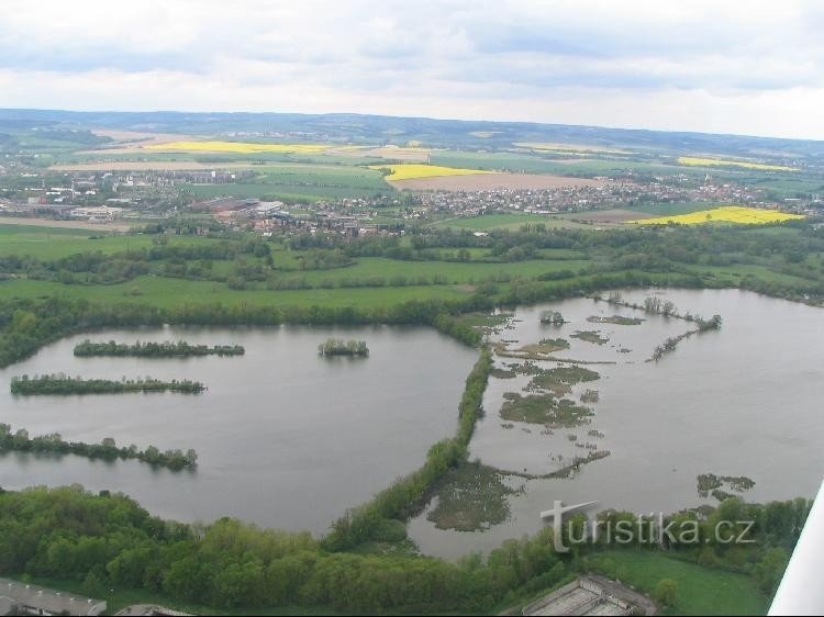 Letecký pohled na Nový rybník (vlevo) a Kotvici