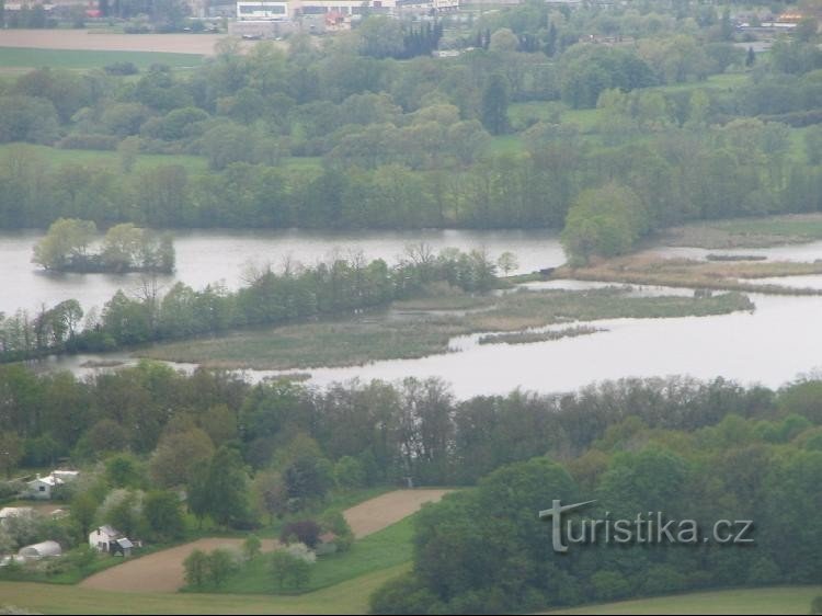 Pogled iz zraka na Nový rybník (levo) in Kotvico