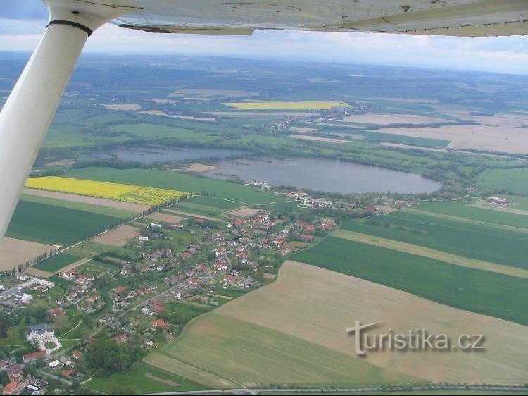 ホルニ・バルトショヴィツキー池の航空写真 (左)