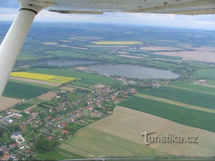 Luchtfoto van de vijver Horní Bartošovický (links)