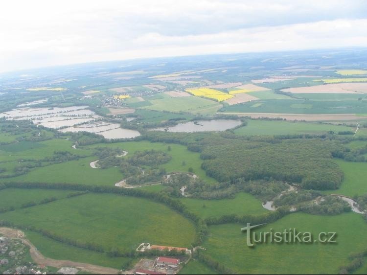 Pogled iz zraka na Rybník Podhorník (desno)