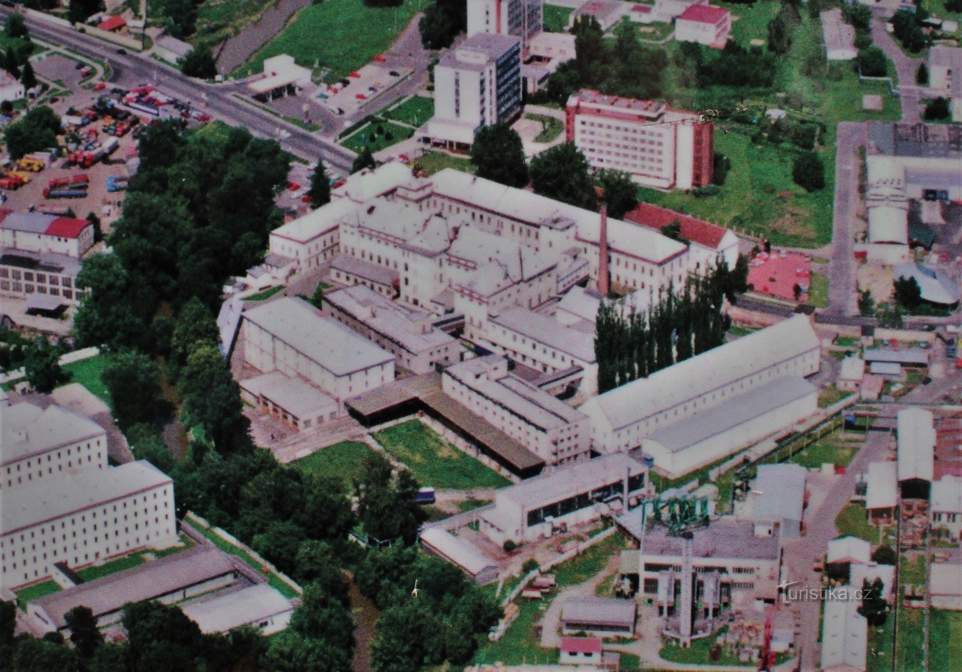 Vue aérienne de l'usine de tabac, la succursale de Stará Morava à gauche