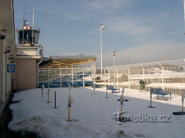 Flygplats KV 10: Flygtrafiken på flygplatsen i Karlovy Vary började den 15 maj 1931. K