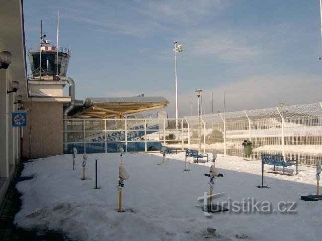 Aeroportul KV 10: Traficul aerian pe aeroportul din Karlovy Vary a început pe 15 mai 1931. K