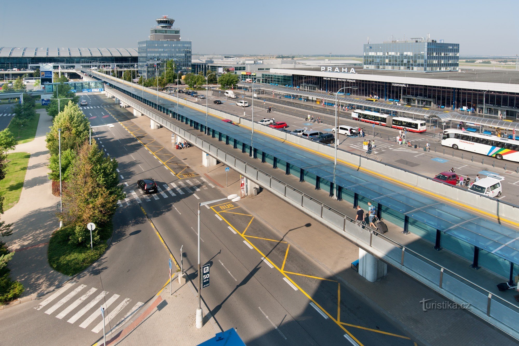 Változik a prágai repülőtér az utasok fogadása érdekében, csökkentette a frissítők és a parkolási díjakat