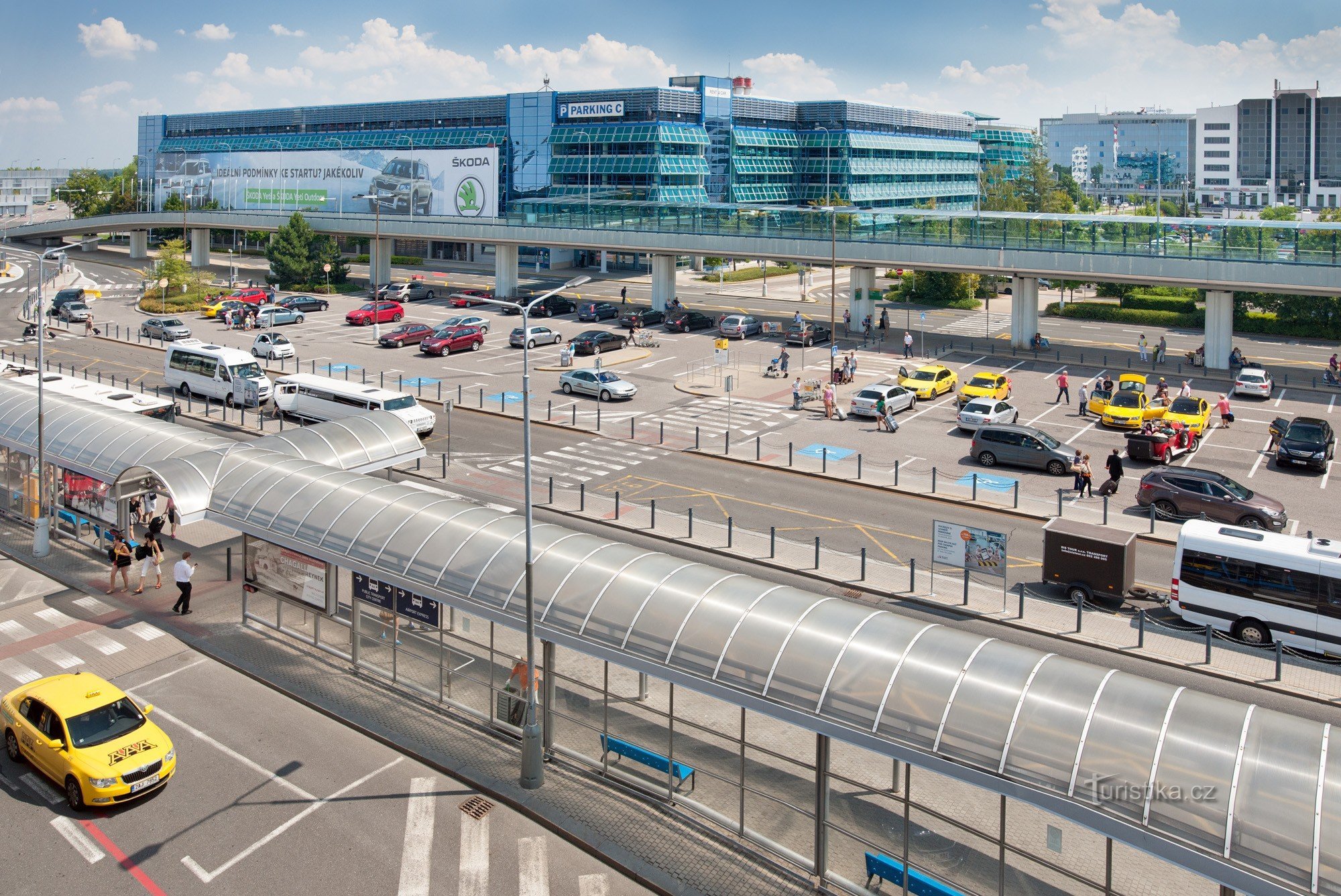 Prague Airport verandert om passagiers tegemoet te komen, het heeft de prijzen van verfrissingen en parkeertarieven verlaagd