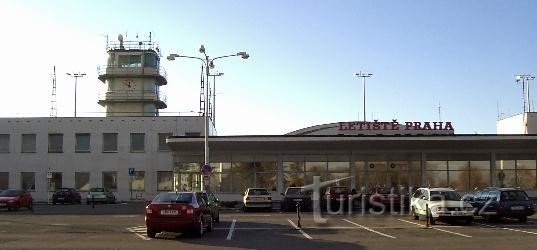 Ruzyně Airport 3: Praag - Ruzyně Airport is een openbare civiele luchthaven voor het binnenland