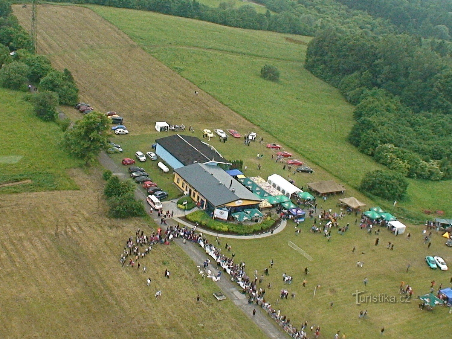 Flughafen mit Restaurant über dem Waldpark aus einem Helikopter