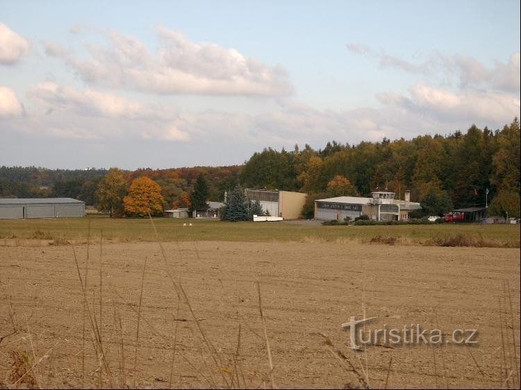 Airport from the south: view from road No. 606