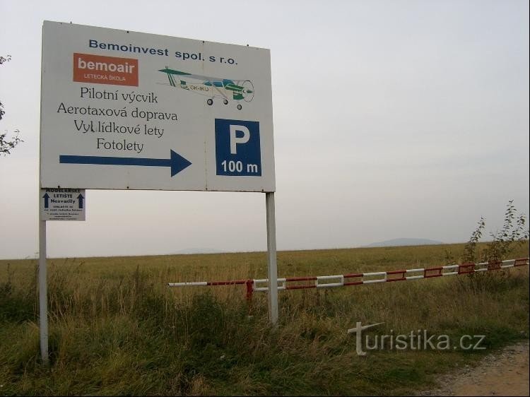 Letištní plocha od severovýchodu: Umístění letiště: 5,6 km jihozápadně od města 