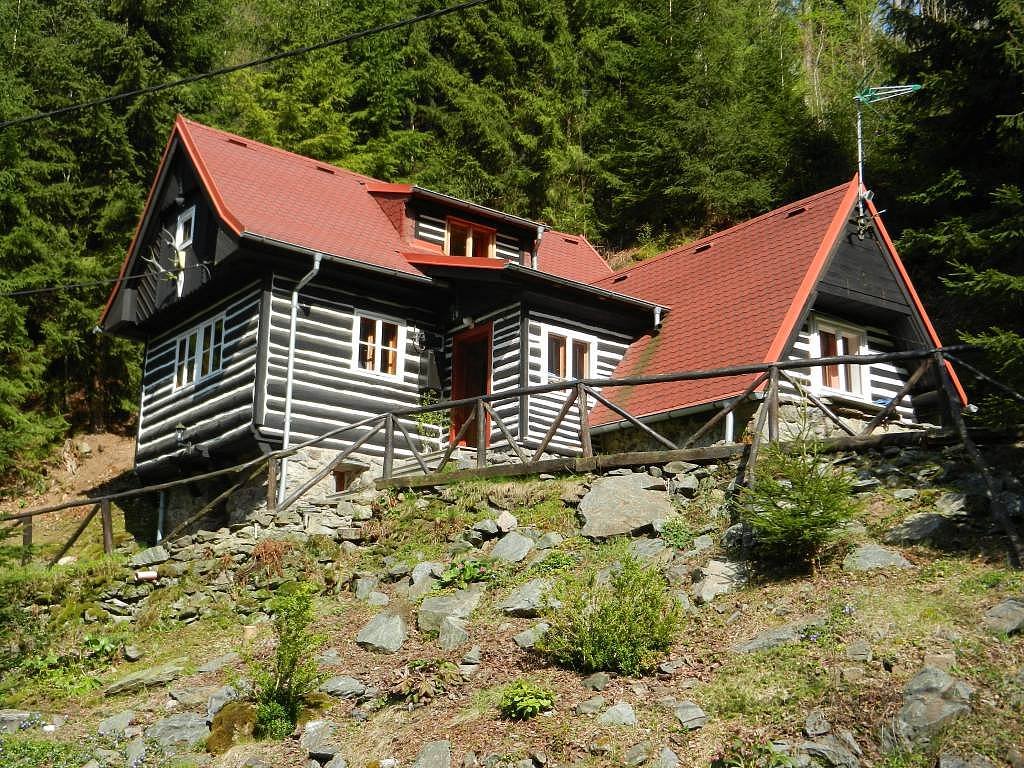 letní pohled na chalupu