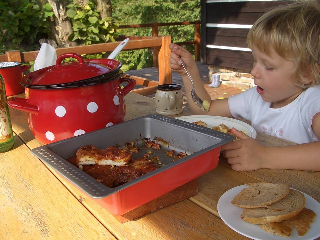 Sommerafslapning på terrassen foran sommerhuset