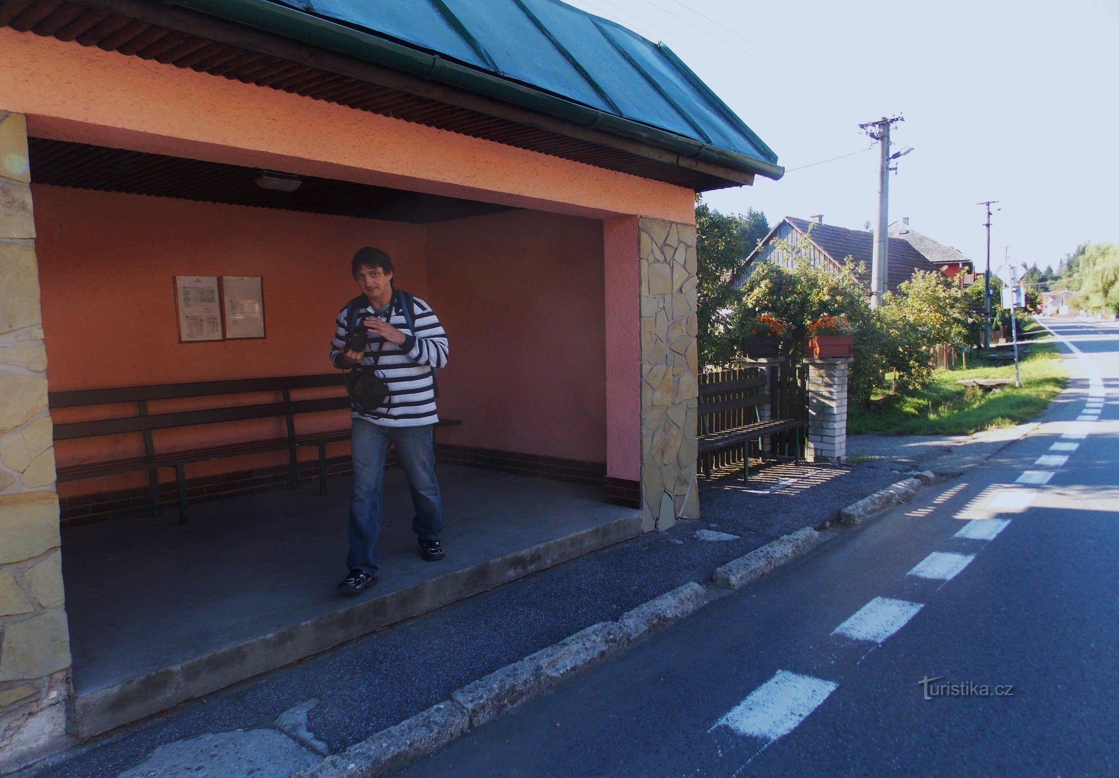 Passeggiata estiva nel villaggio di Prlov