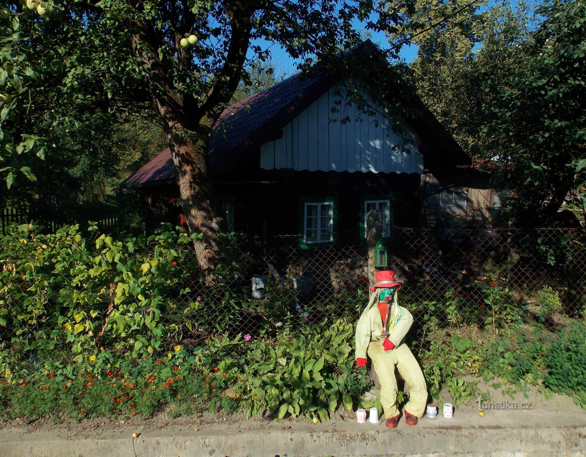 Passeggiata estiva nel villaggio di Prlov