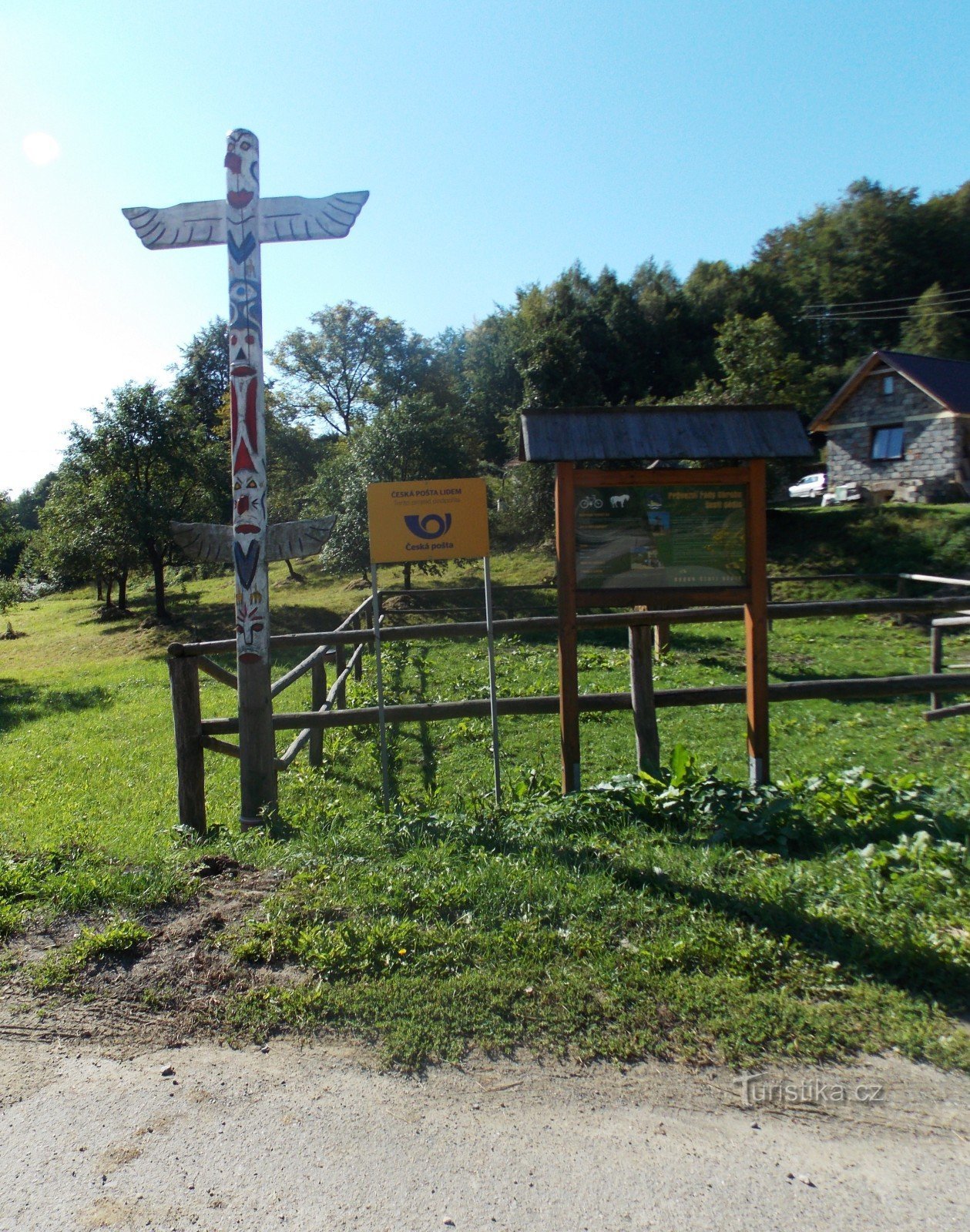 Passeggiata estiva nel villaggio di Prlov
