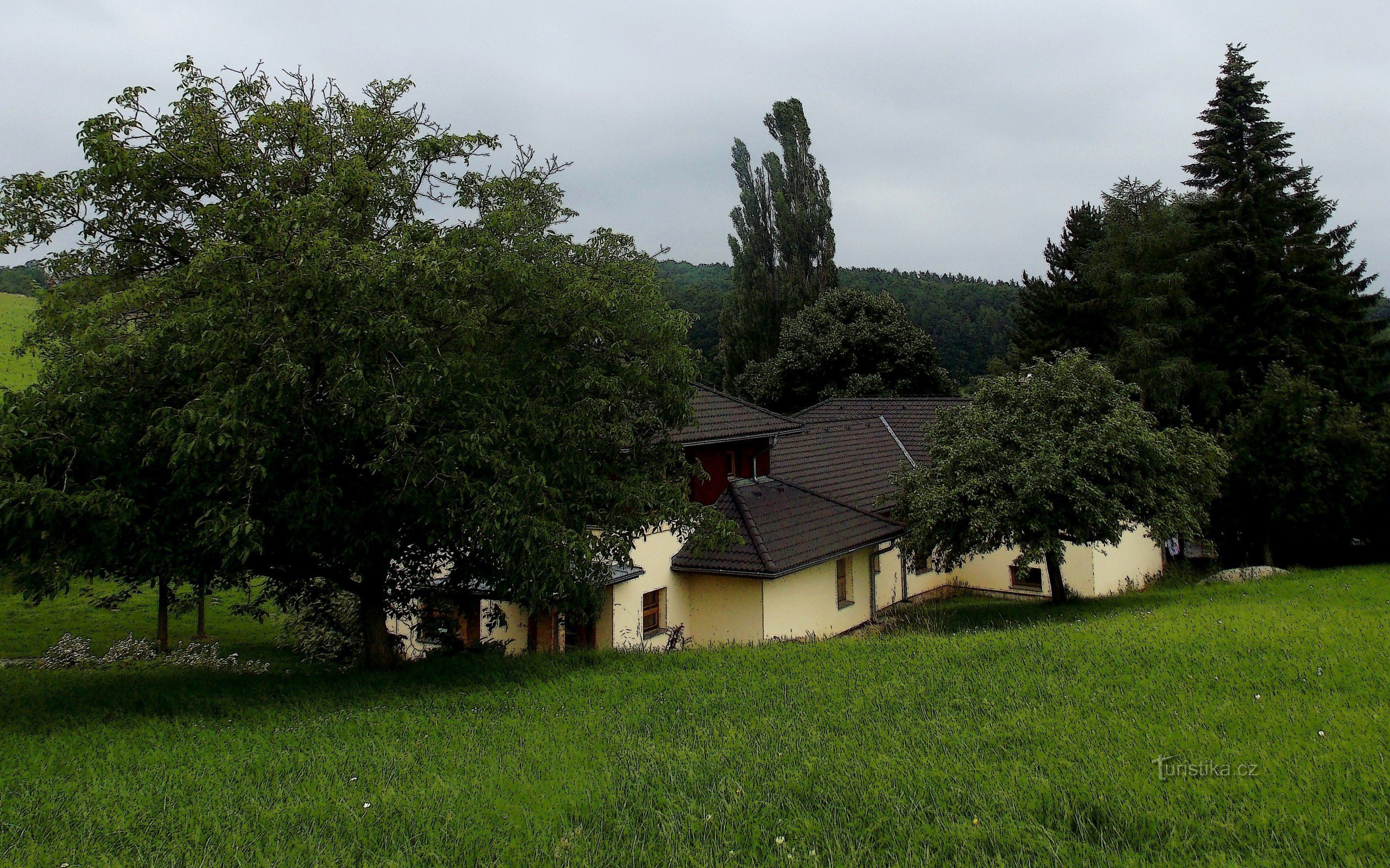 Ein Sommerspaziergang rund um Zlín durch die Lichtungen von Želechovice