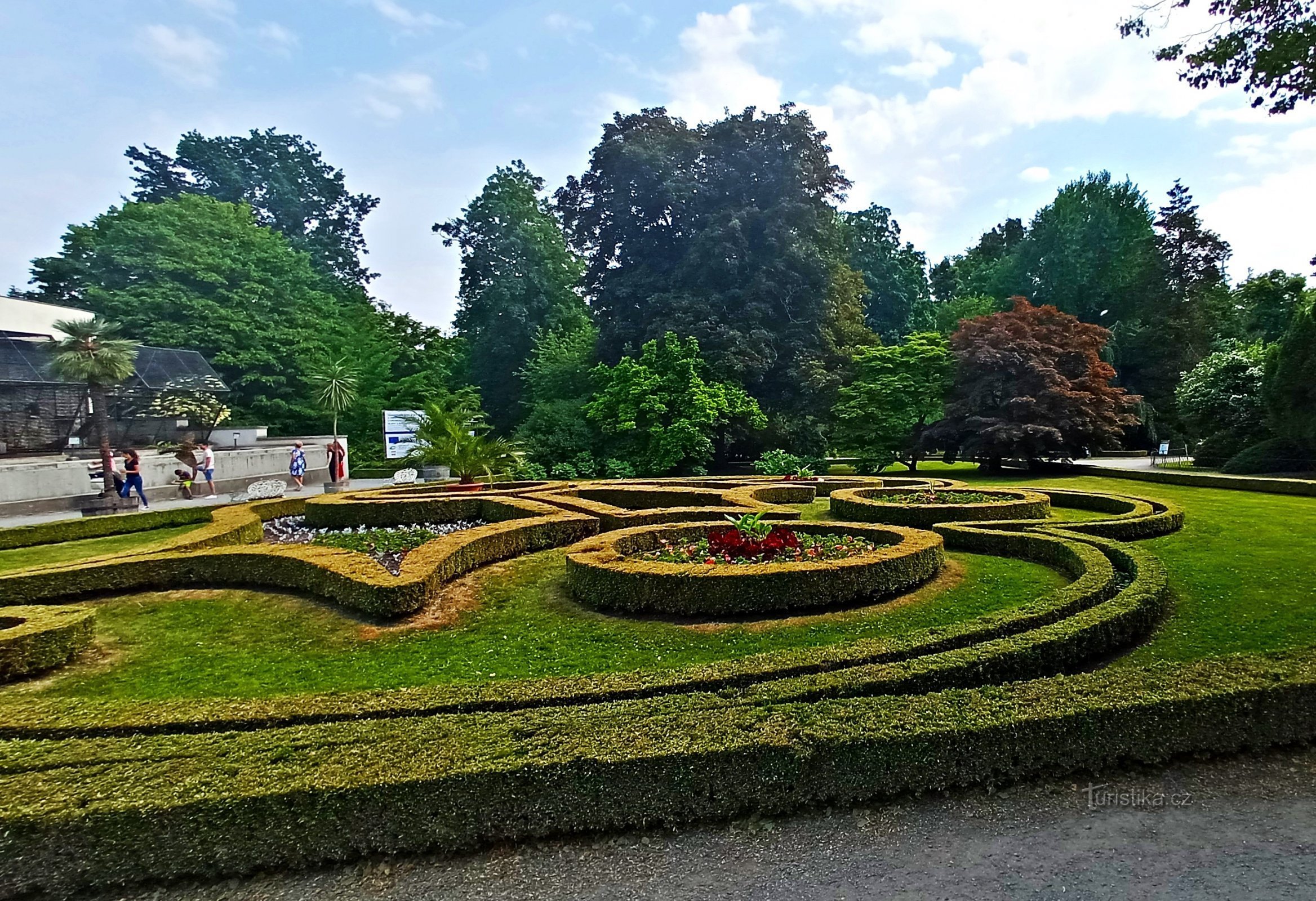 Een zomerse wandeling door de Podzámecká-tuin