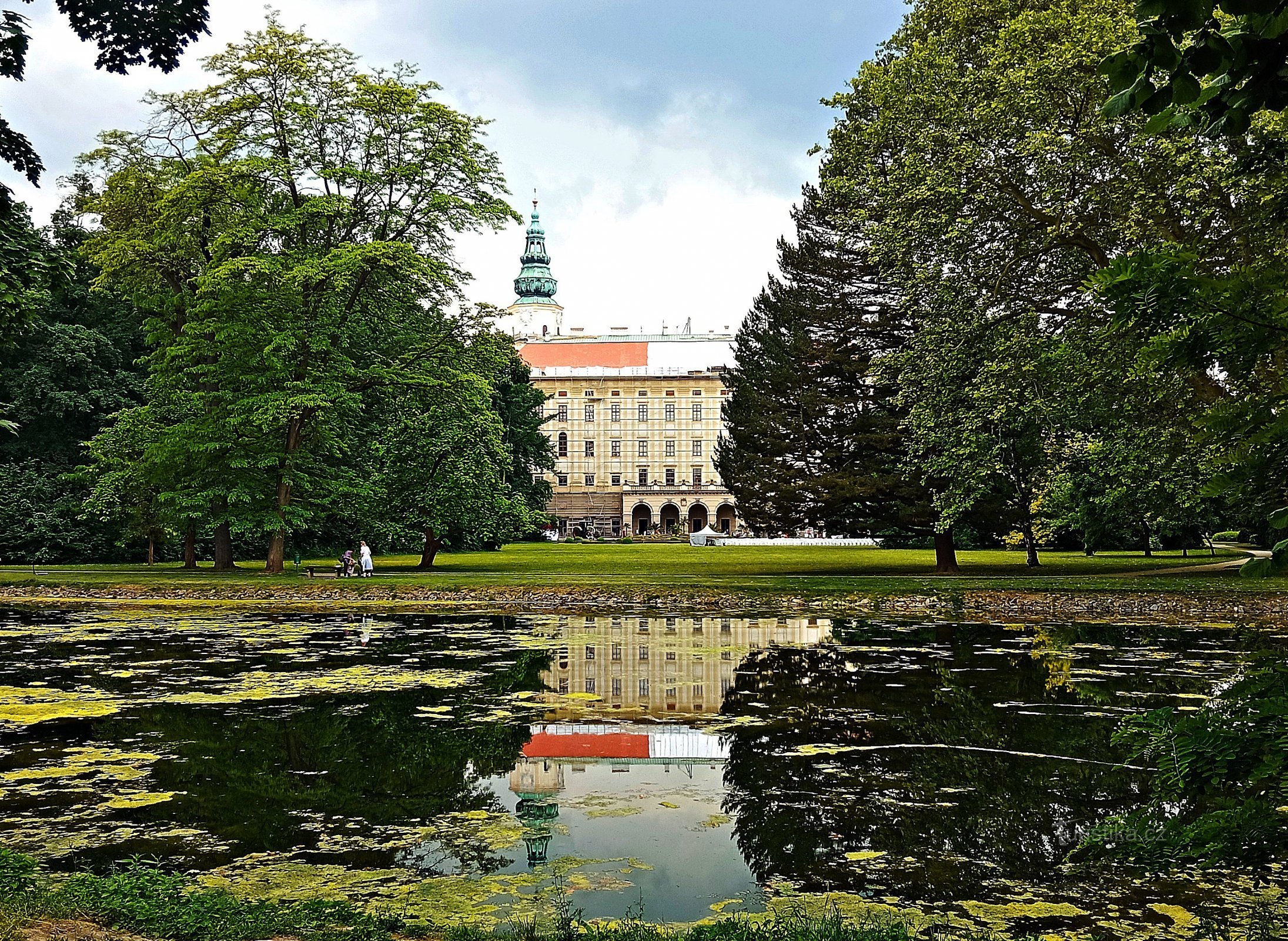 En sommarpromenad genom Podzámeckás trädgård