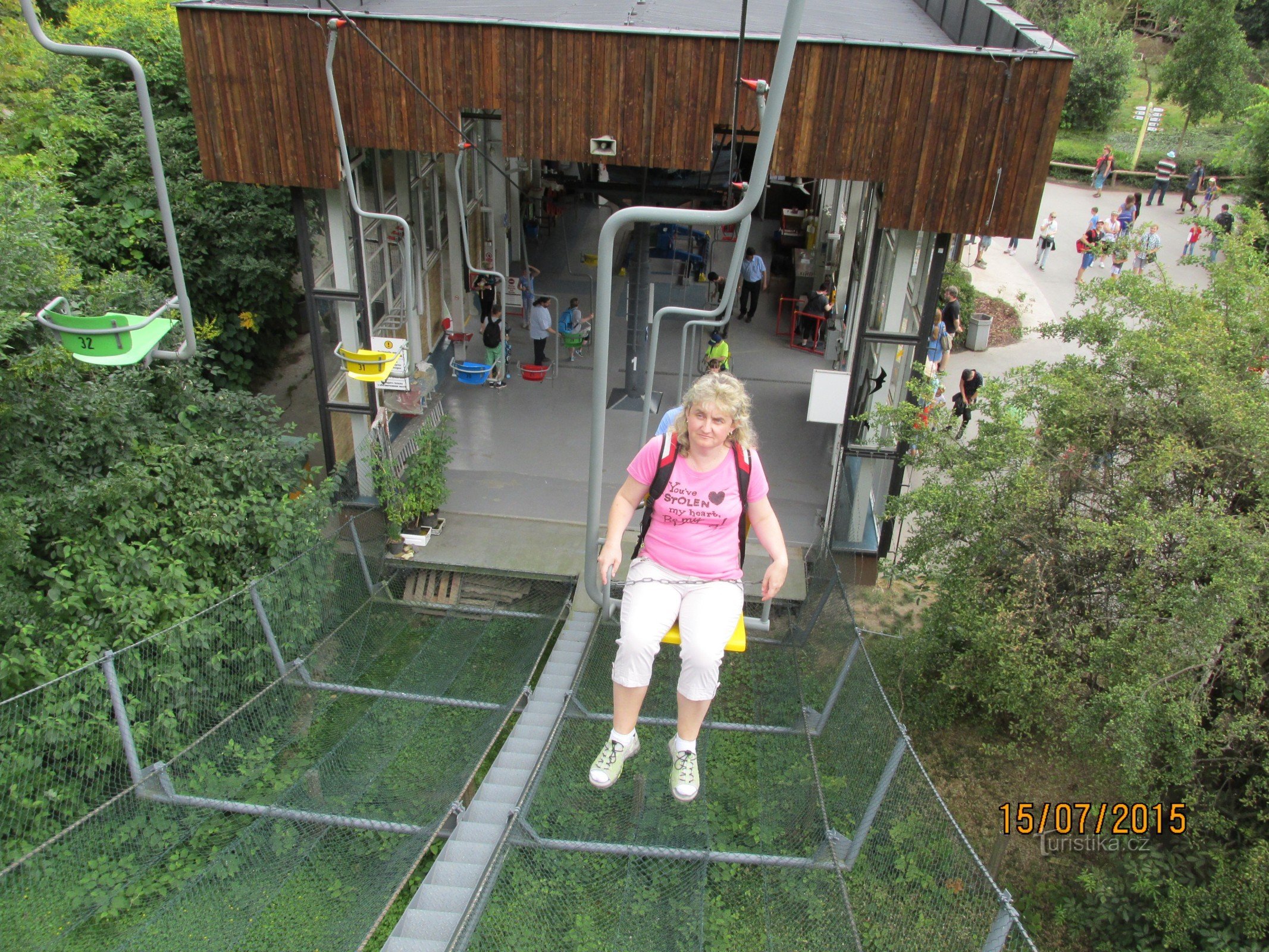 Um passeio de verão no zoológico de Praga