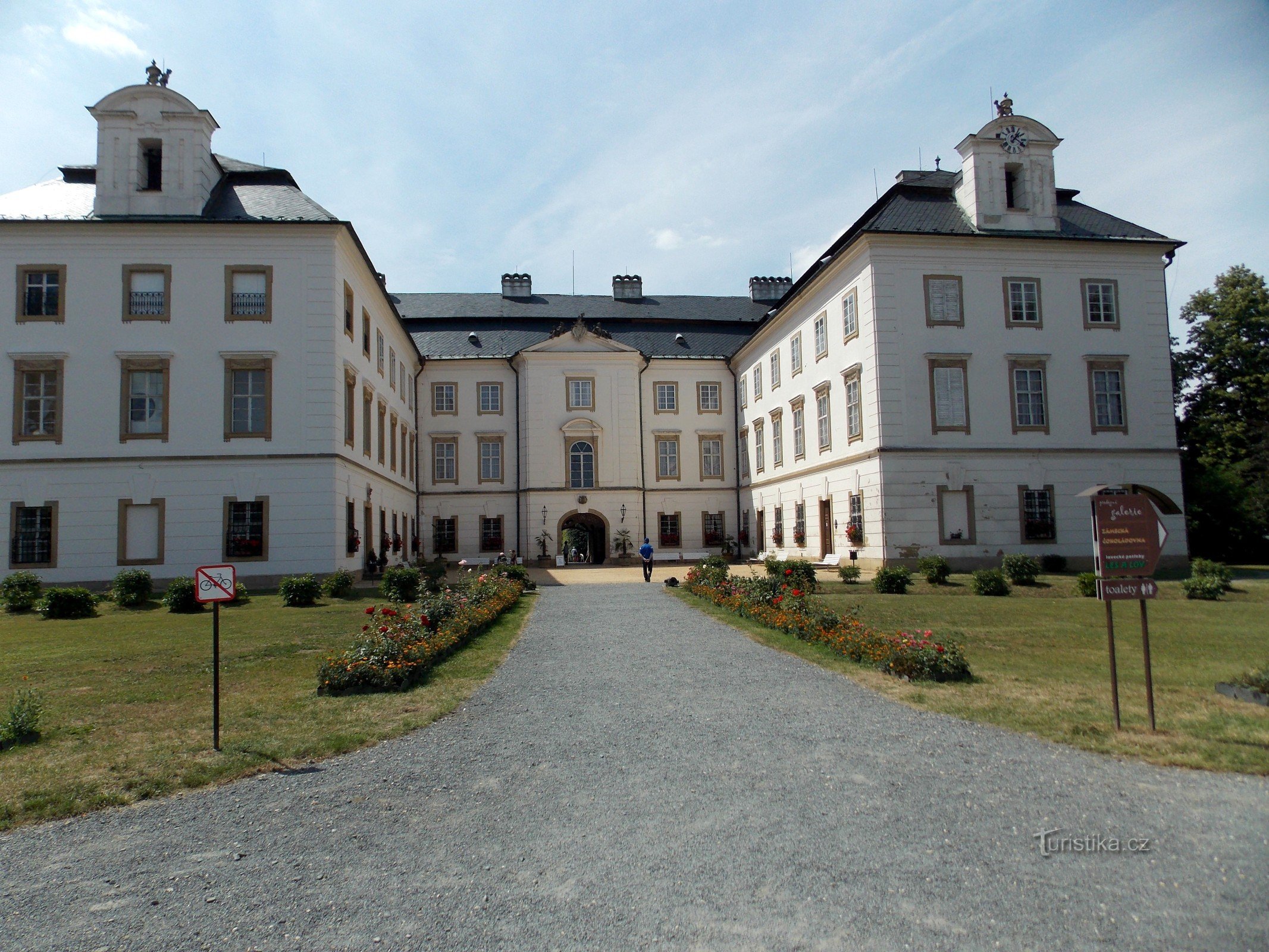 Passeggiata estiva attraverso il castello e il giardino di Vizovice