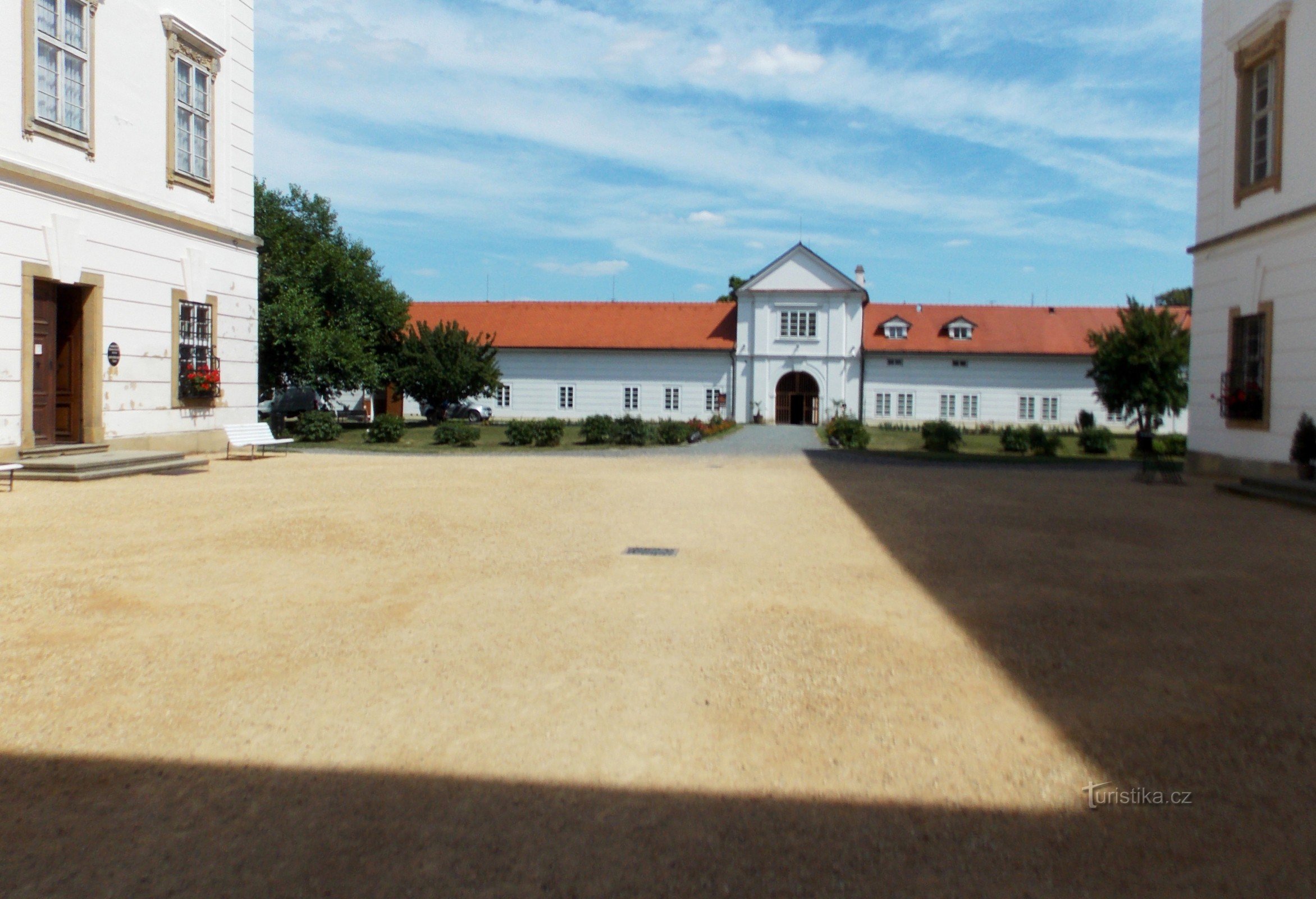 Sommervandring gennem slottet og haven i Vizovice