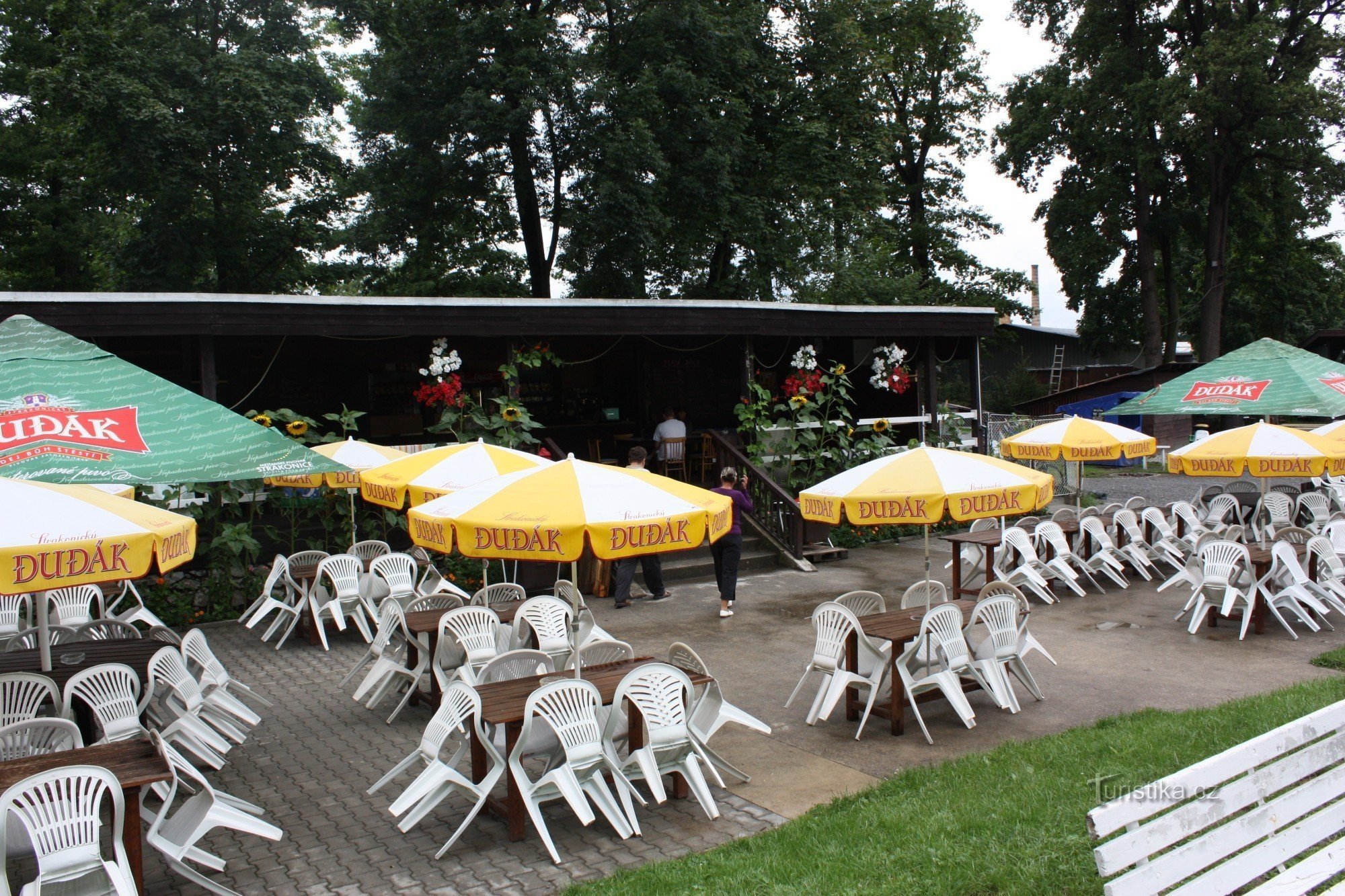 Restaurante de verão na casa de barcos