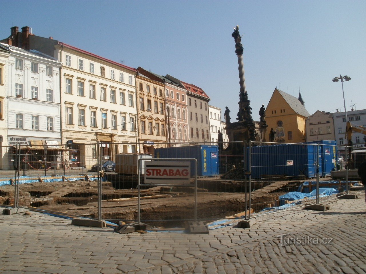 Sommer 2012, Säule während der Instandsetzung des Platzes