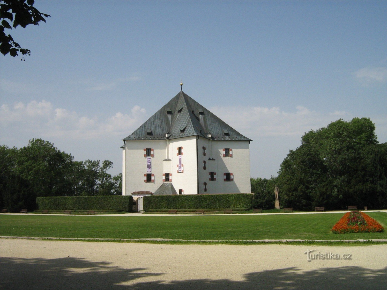 Letohrádek Hvězda in njegov naravni rezervat