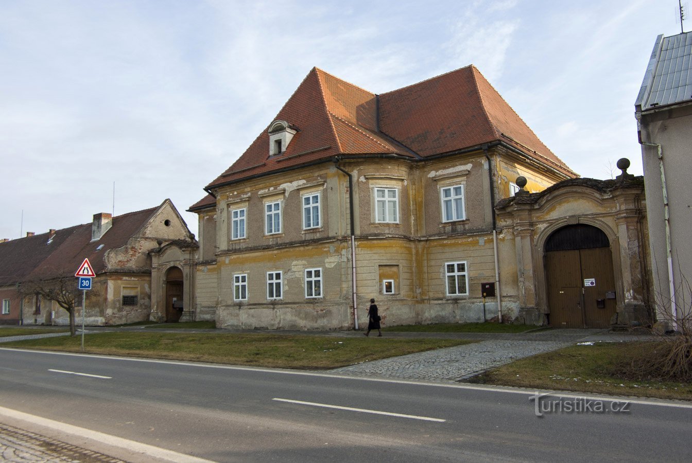 Letohrádek má novou střechu