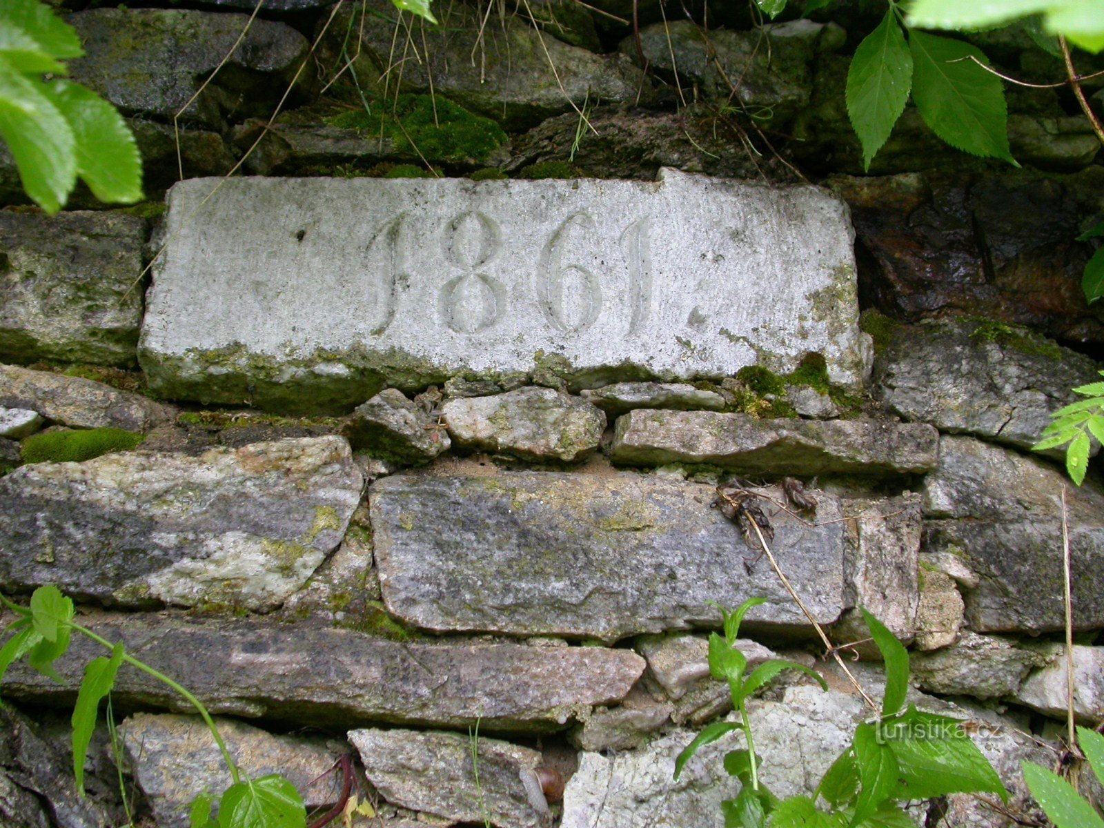 Datum na zidu ograde u blizini vapnenca