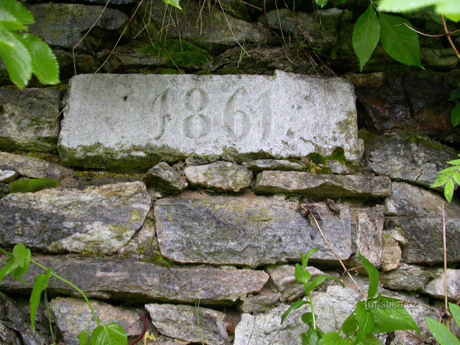 Datum an der Zaunwand in der Nähe des Kalksteins