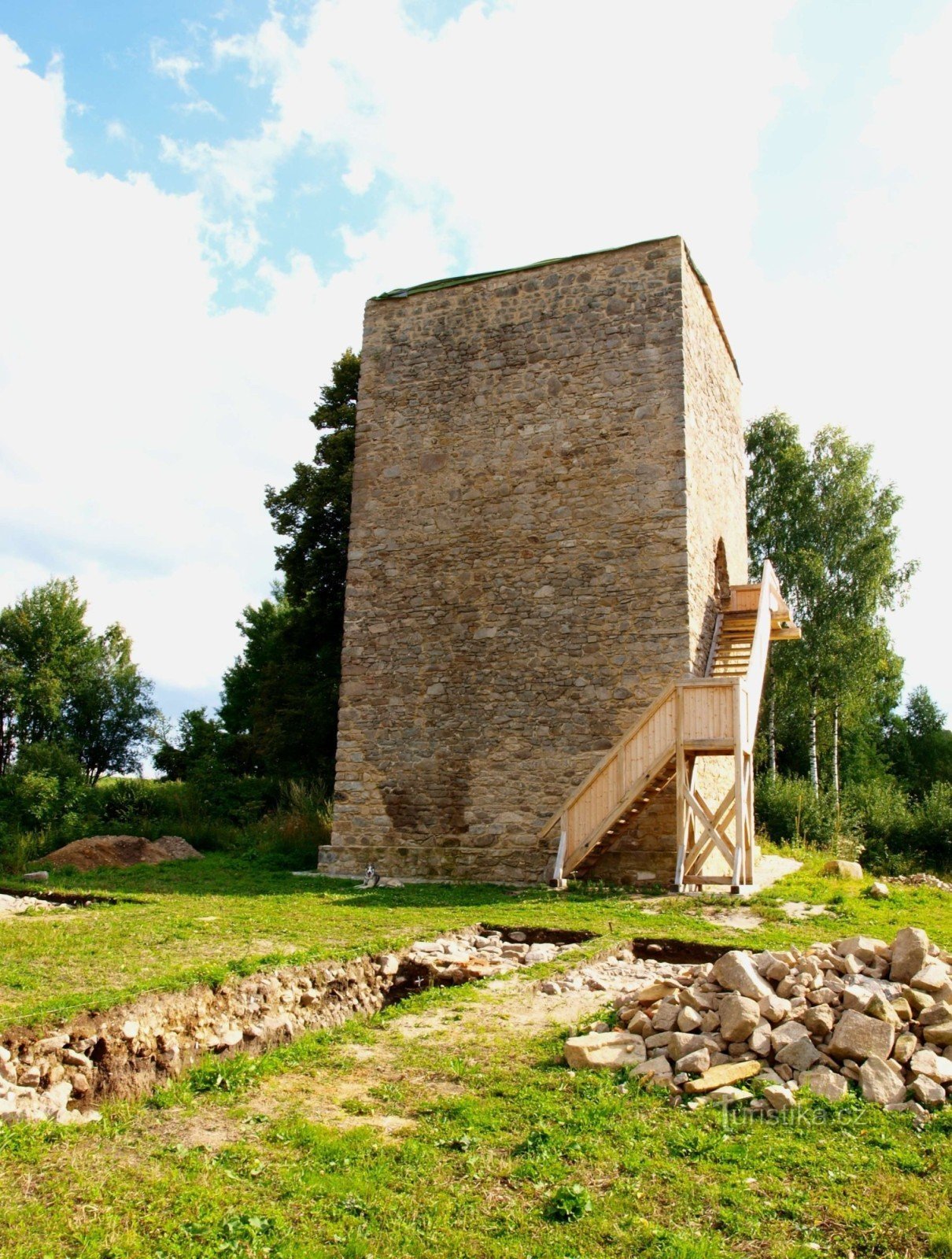 Cette année 2011, les sondages et la mise au jour d'autres murs de fondation de la forteresse ont commencé