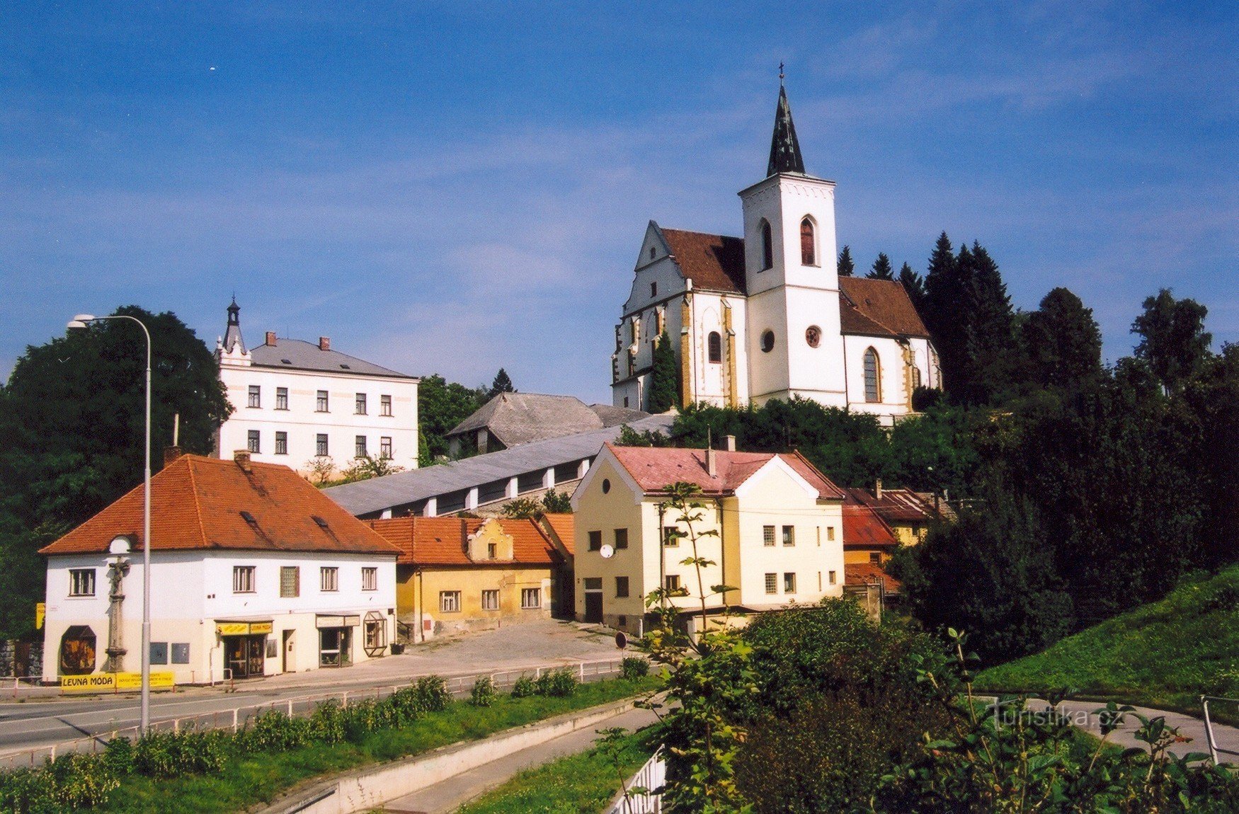 Letovice - Kościół św. Prokopa z zadaszonymi schodami