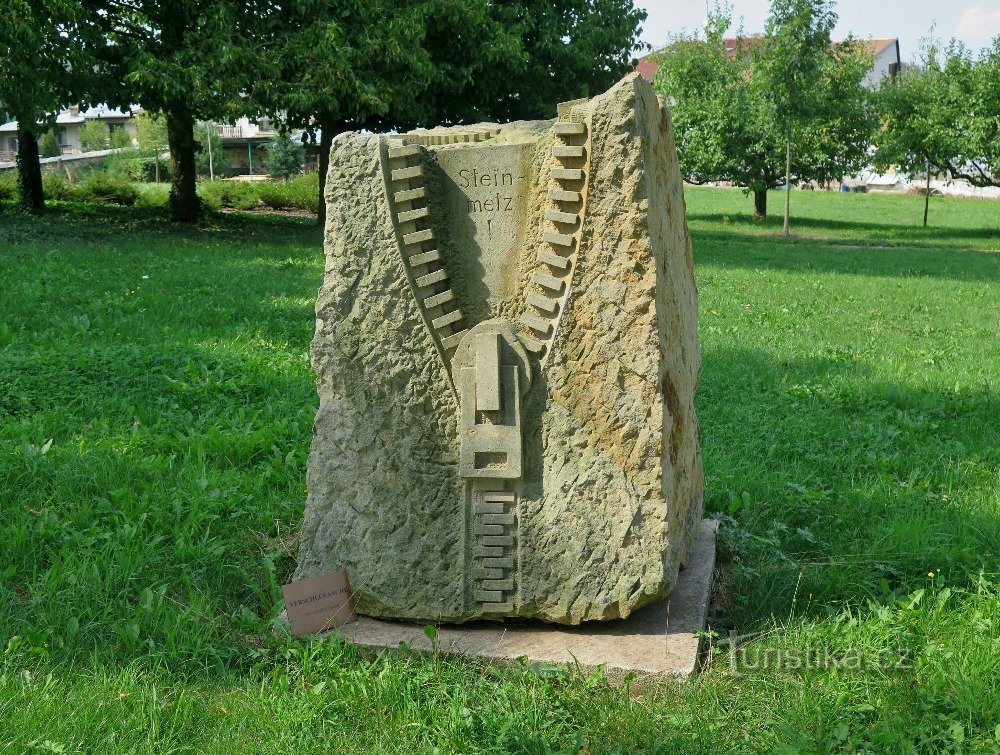 レトヴィツェ – 慈悲の兄弟病院の砂岩の彫刻と十字架の駅