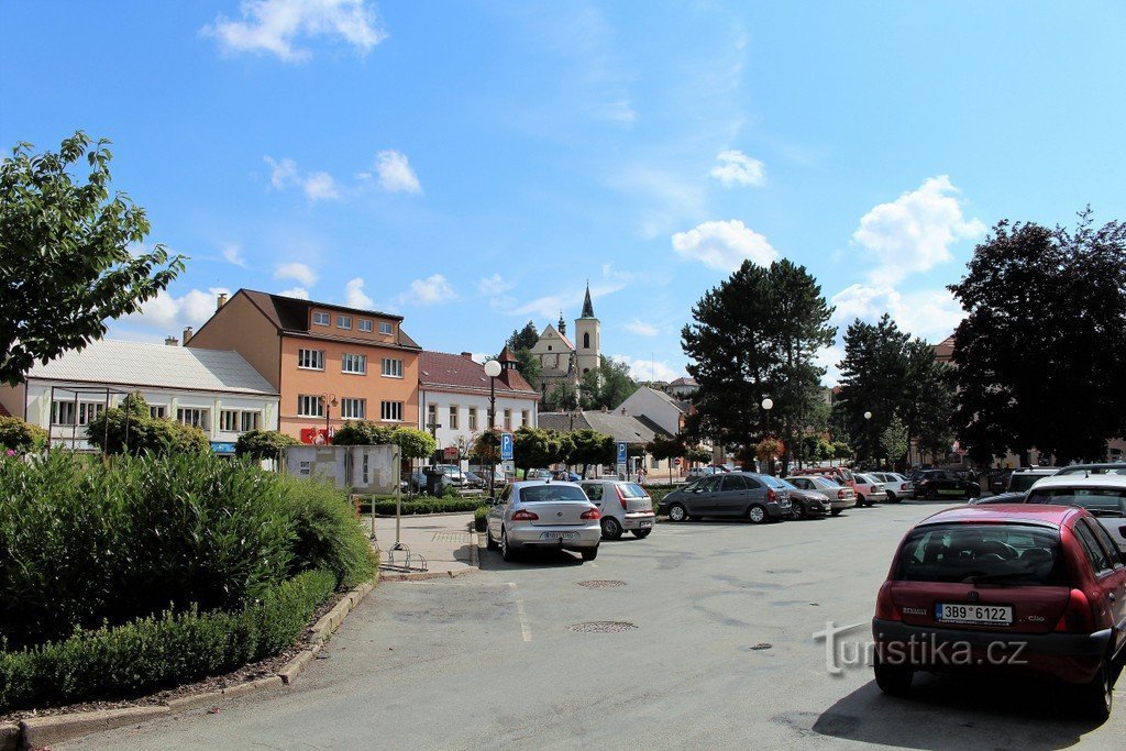 Letovice, utsikt från torget till kyrkan St. Procopius