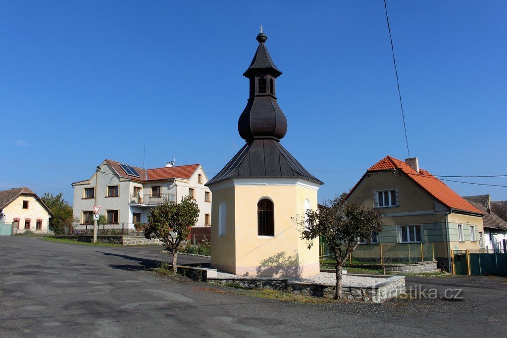 Loty, widok ściany z oknem