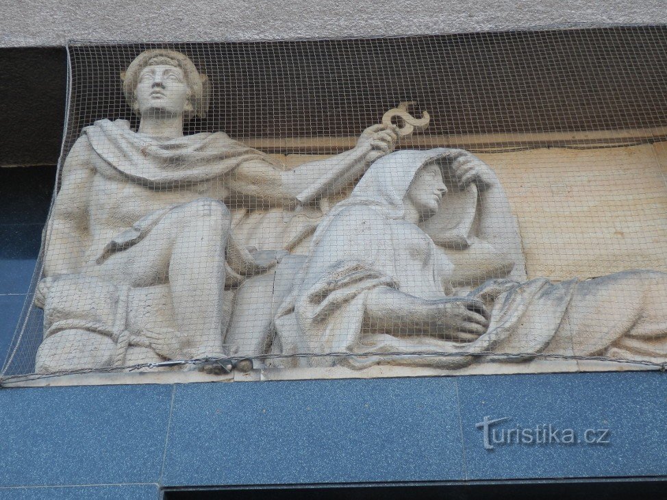 Левая часть рельефа с богом Меркурием и загадочной женщиной