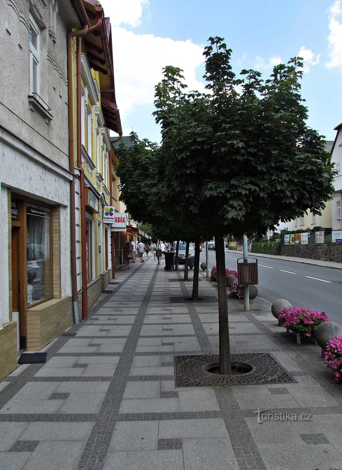 côté gauche de la rue