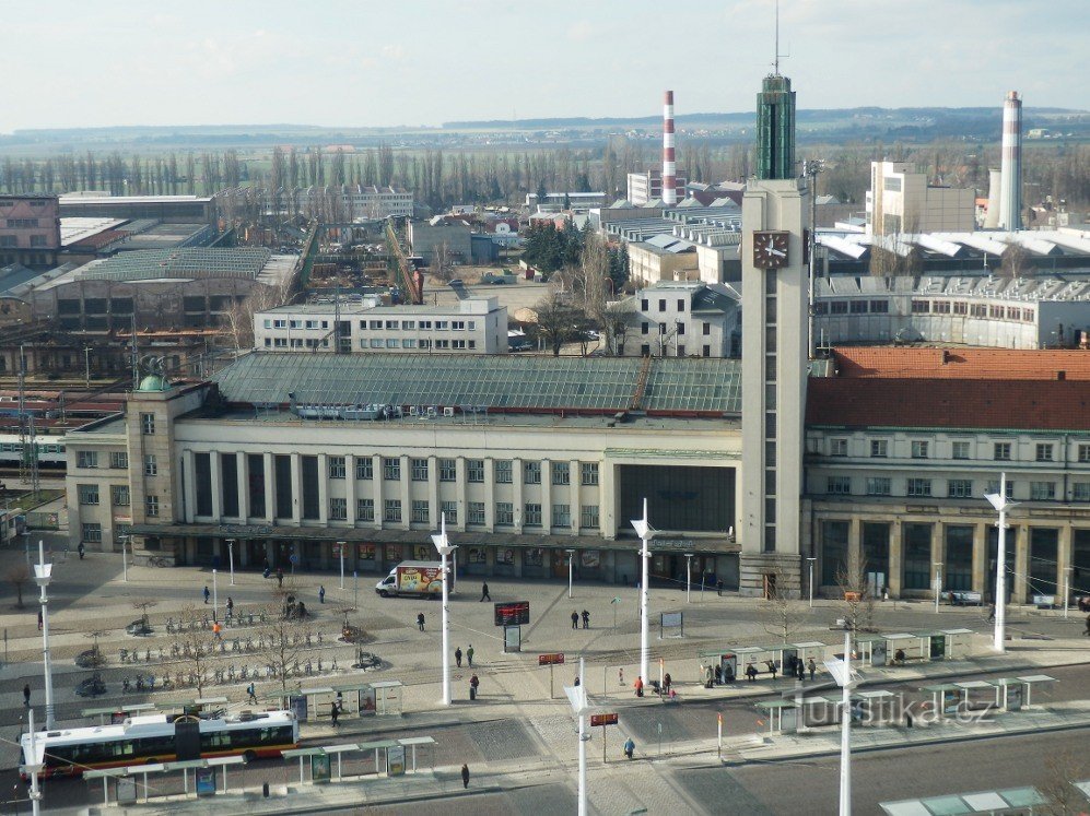 Cánh trái (phía nam) và tháp của tòa nhà ga