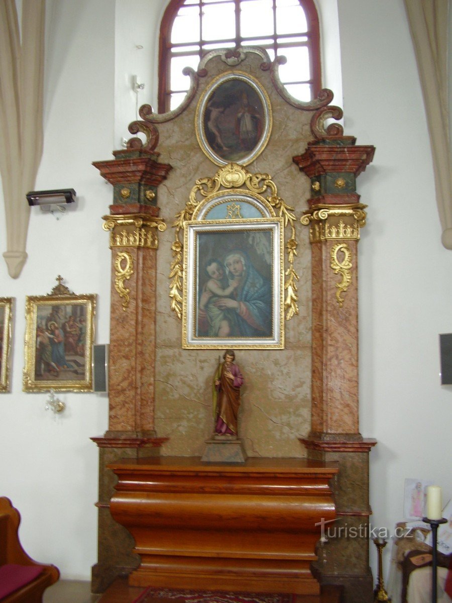 bàn thờ bên trái