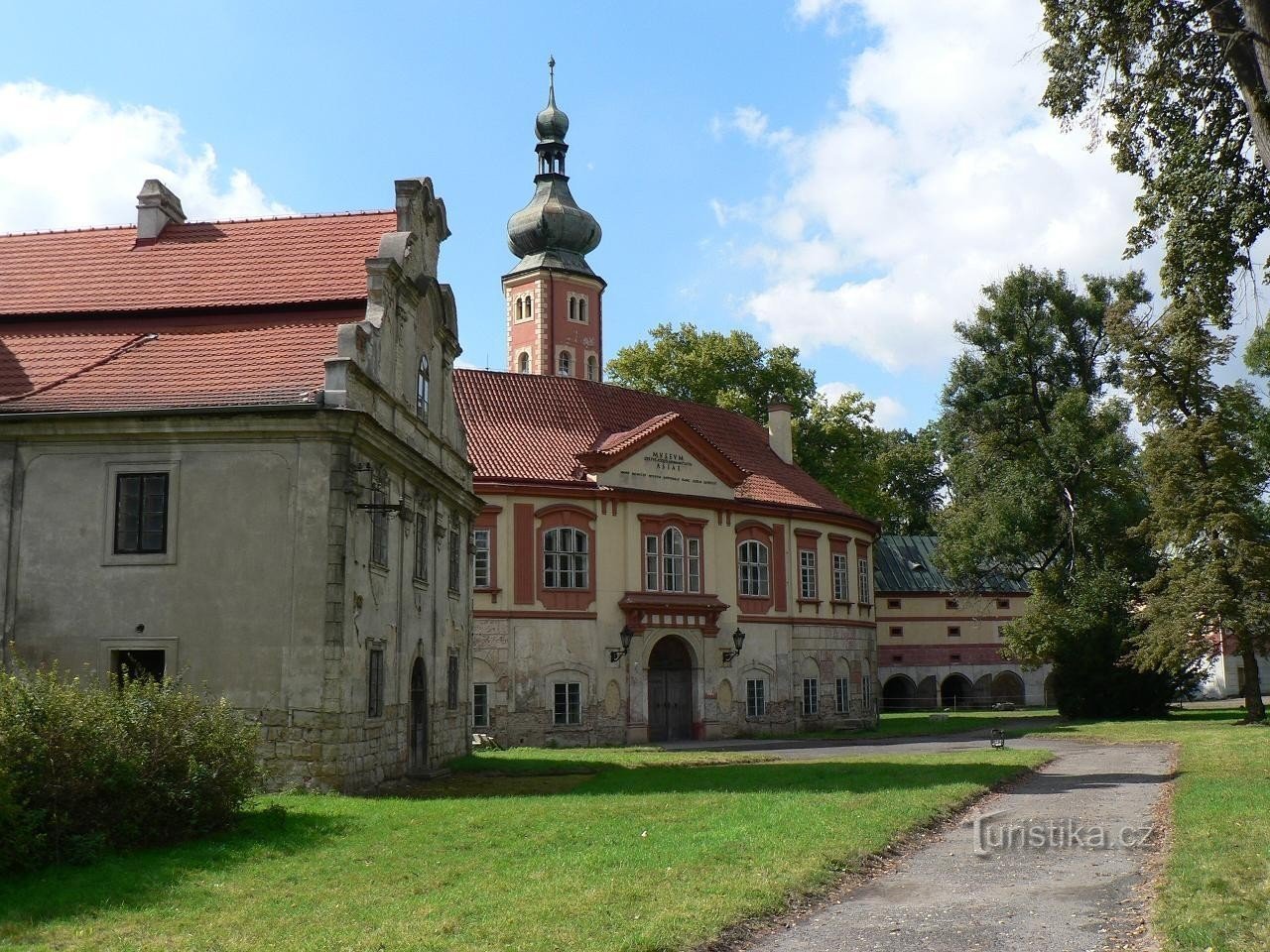 Liběchov, kilátás a kastélyra a parkból