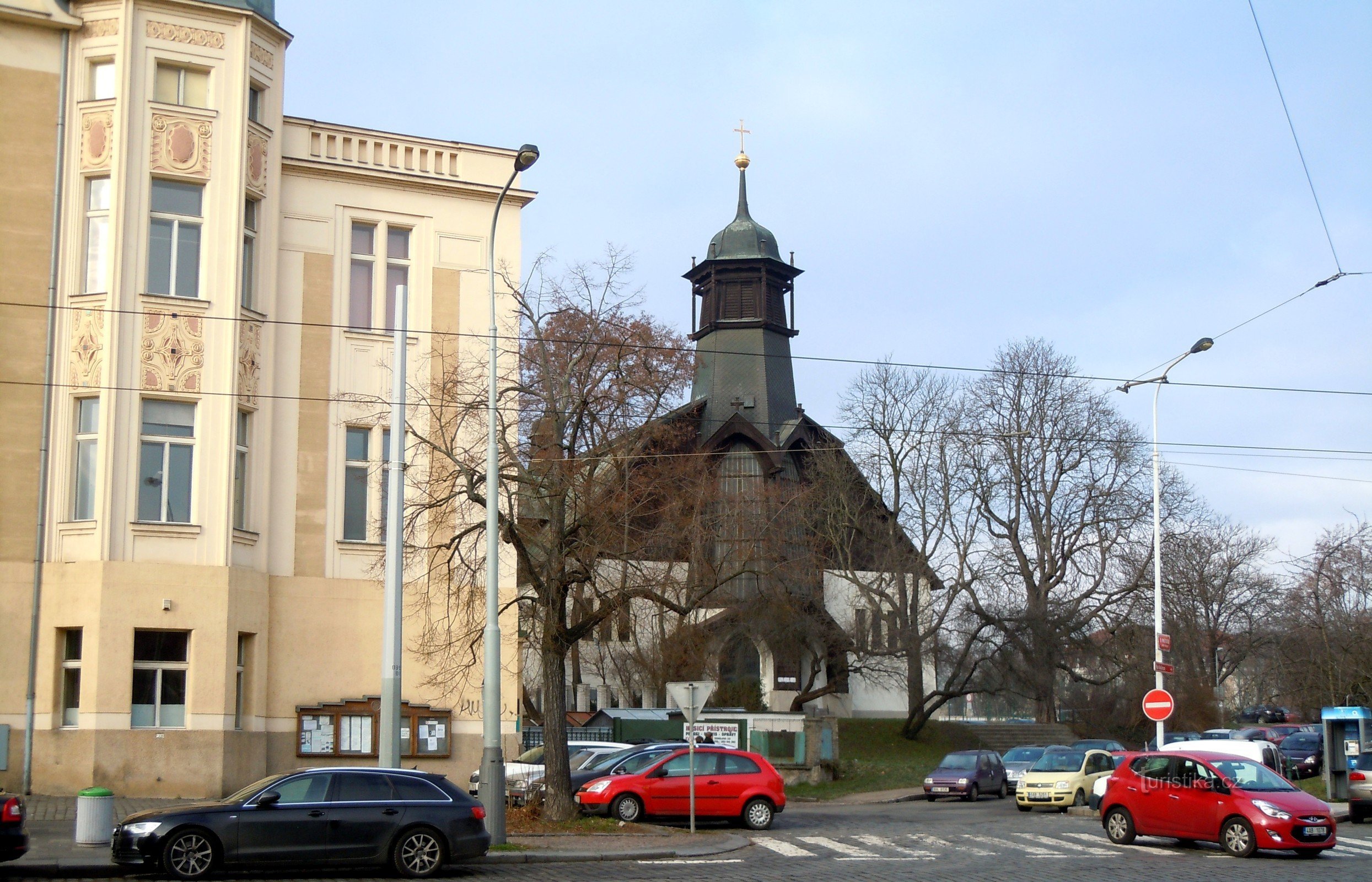 Falcoaria Libeň, à direita a igreja de St. Vojtěch