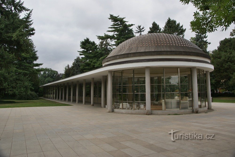 Libenský kolonada s kružnim paviljonom