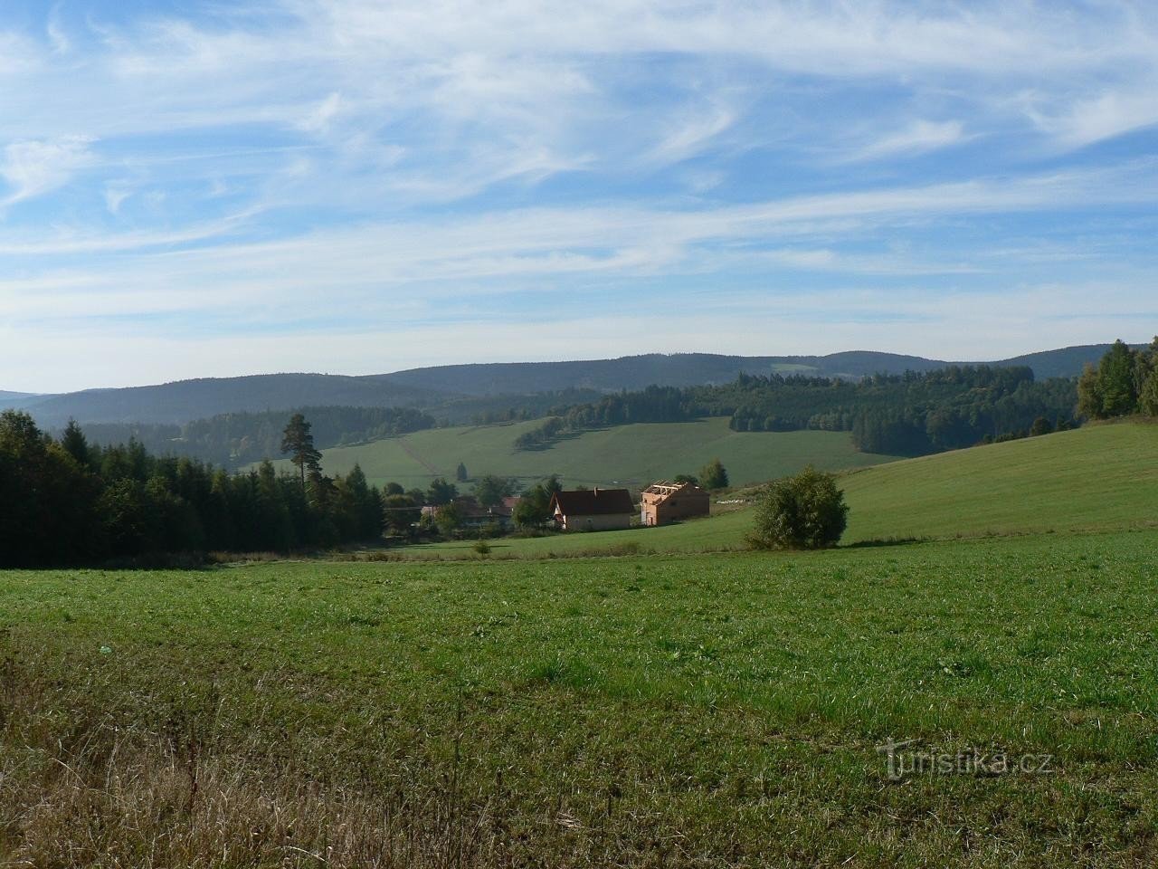 Libětice von Norden, im Hintergrund der Böhmerwald
