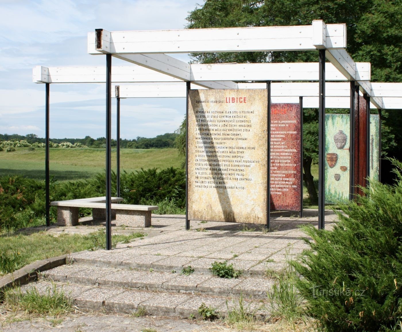 Libice nad Cidlinou - Pomnik pod grodziskiem