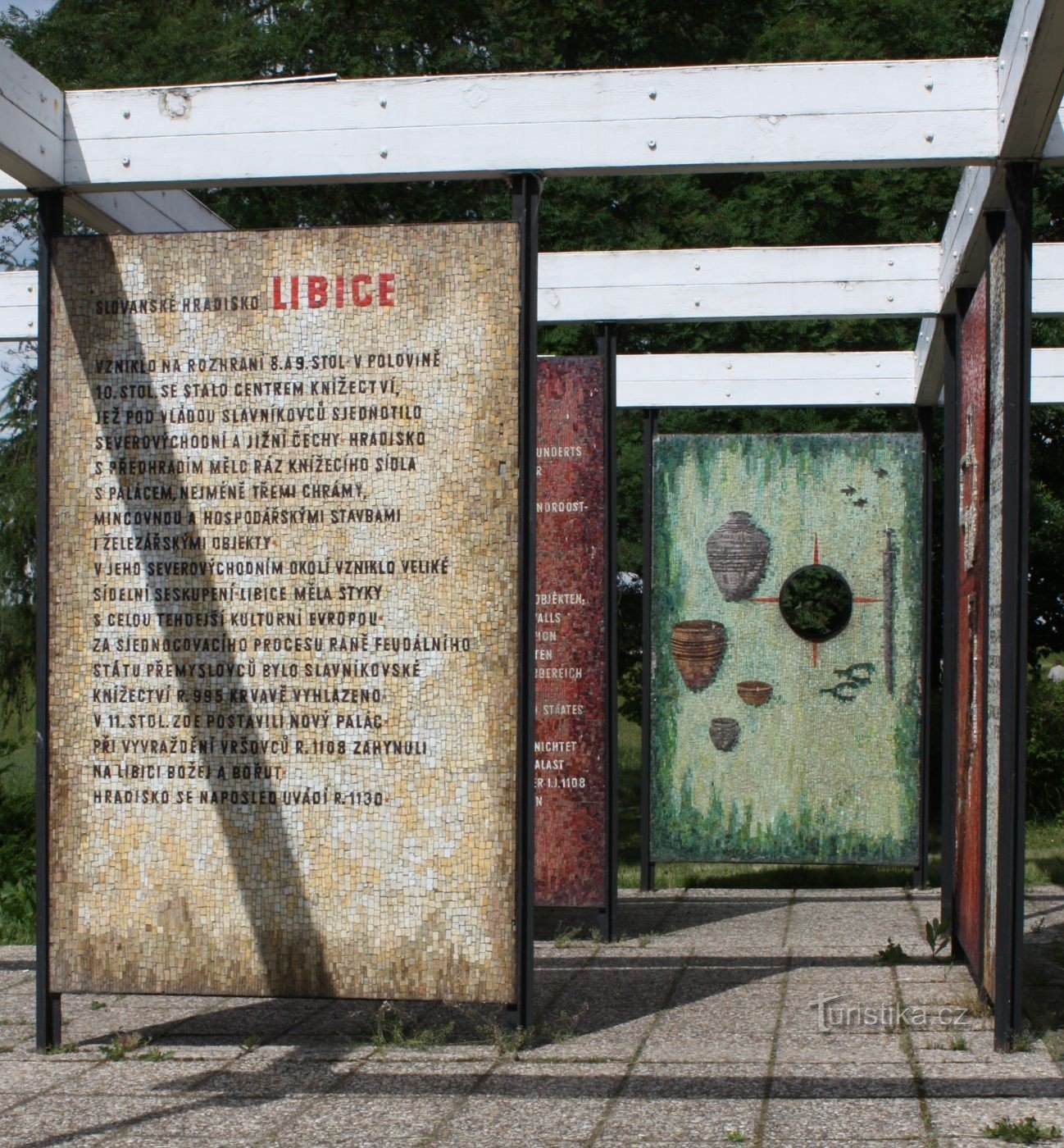 Libice nad Cidlinou - Spomenik pod gradinom