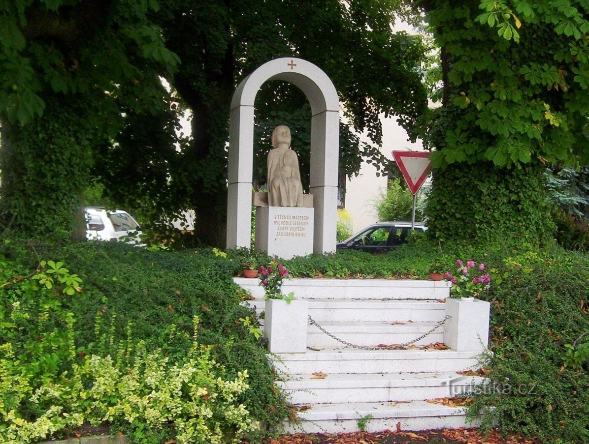 Libice nad Cidlinou - Monument de St. Vojtěch dans le village - Photo : Ulrych Mir.