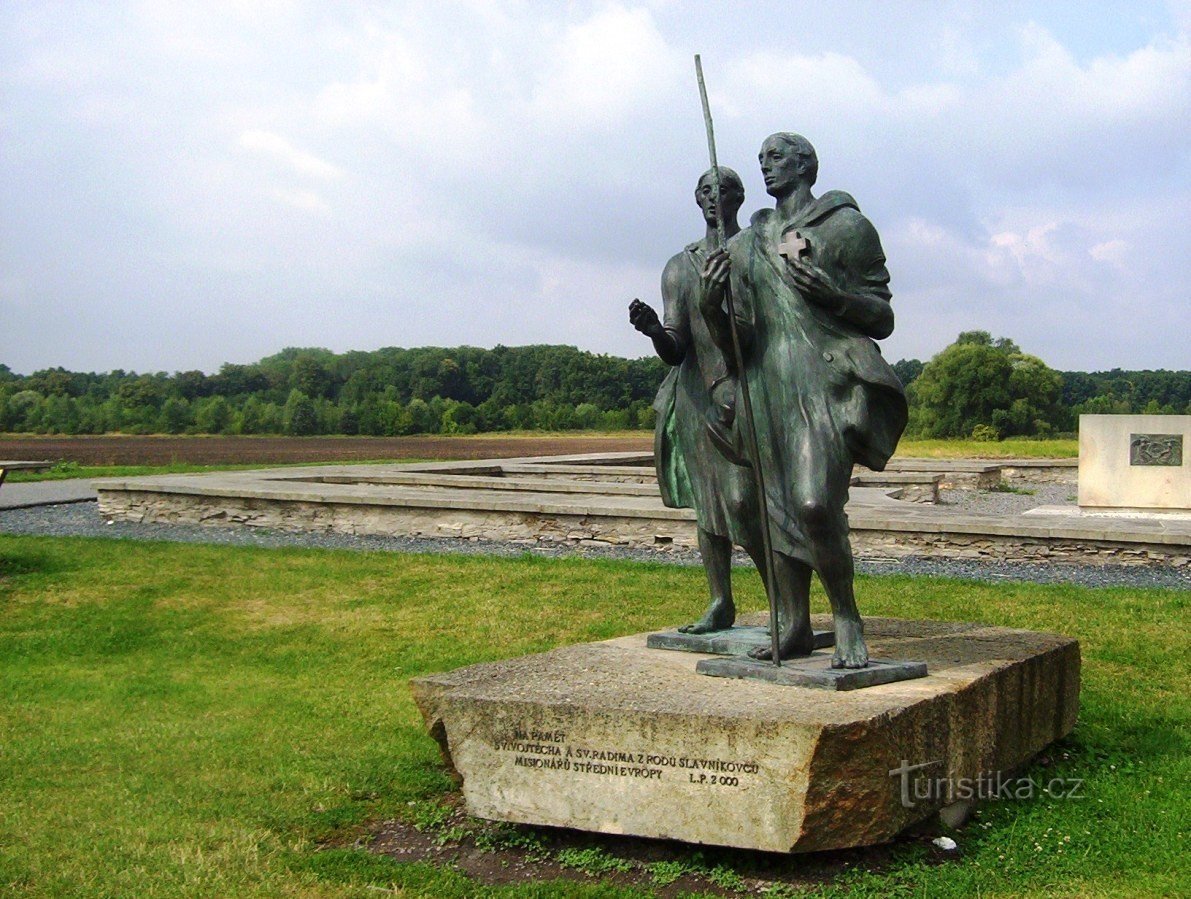 Libice nad Cidlina - beelden van St. Vojtěch en St. Radim op het monument - Foto: Ulrych Mir.