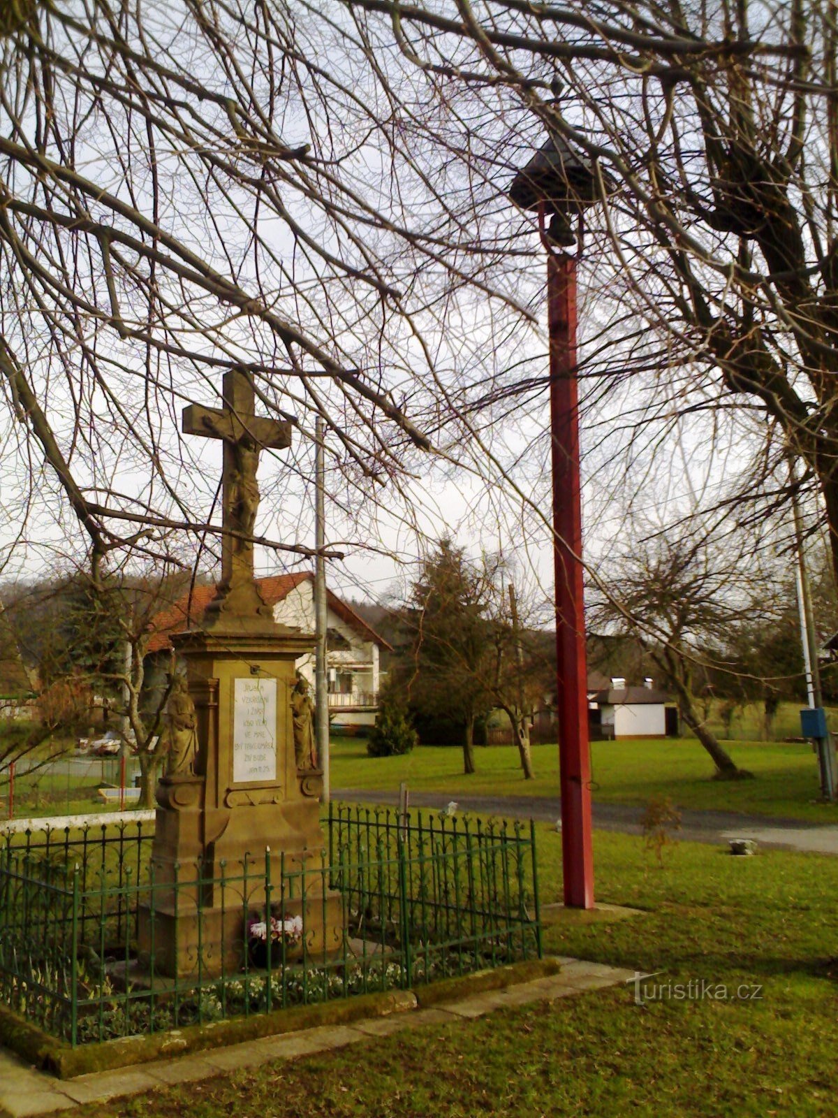 Libníkovice - korsfästelsemonument med klocktorn