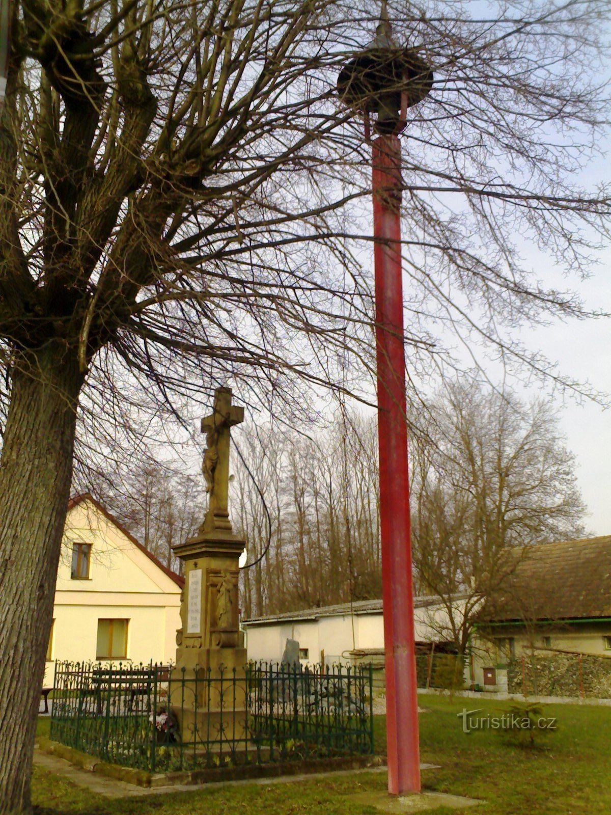 Libníkovice - monumento a la crucifixión con campanario